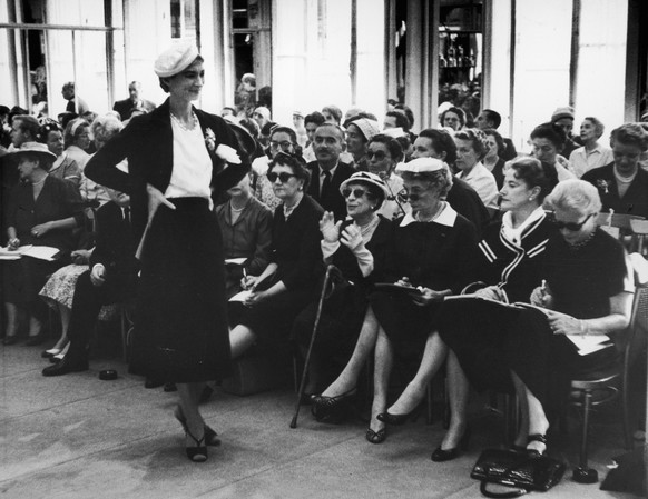 AUGUST 1955: Spectators at a Dior fashion show in Paris, France. Centre front: Marie Louise Bousquet, Paris Editor of Harper&#039;s Bazaar and Carmel Snow, Editor in Chief of Harper&#039;s Bazaar. Sec ...
