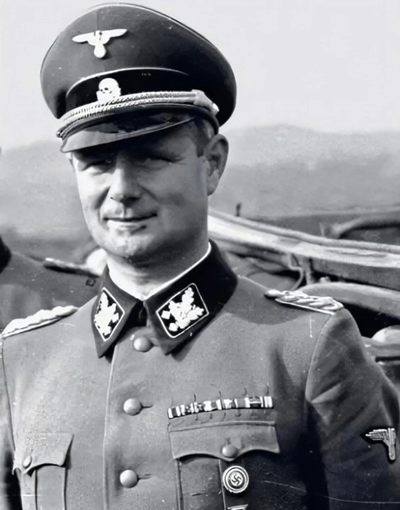 Portrait de Karl Wolff en 1942.
https://commons.wikimedia.org/wiki/File:Wolff1942.jpg
