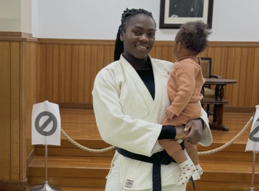 La judokate Clarisse Agbegnenou avec sa petite Athéna dans les bras.