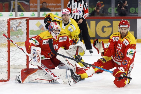 Biels Torhueter Joren van Pottelberghe, Berns Oscar Lindberg und Biels Noah Schneeberger, von links, in Aktion, im dritten Eishockey Playoff Viertelfinalspiel der National League zwischen EHC Biel und ...