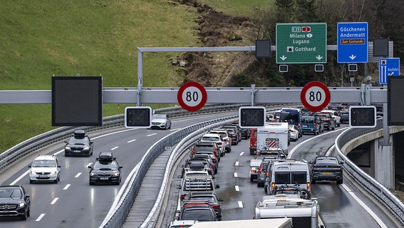 Selon le TCS, la situation devrait se calmer à partir de vendredi sur l&#039;A2 devant le tunnel du Gothard, avant qu&#039;elle ne se complique à nouveau dimanche en provenance du sud, avec les retour ...