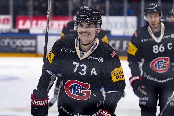 Gotterons Sandro Schmid, Mitte, jubelt nach seinem Tor zum 2:0 beim Eishockey Meisterschaftsspiel der National League zwischen dem HC Fribourg Gotteron und dem Geneve-Servette HC, am Freitag, 5. Novem ...