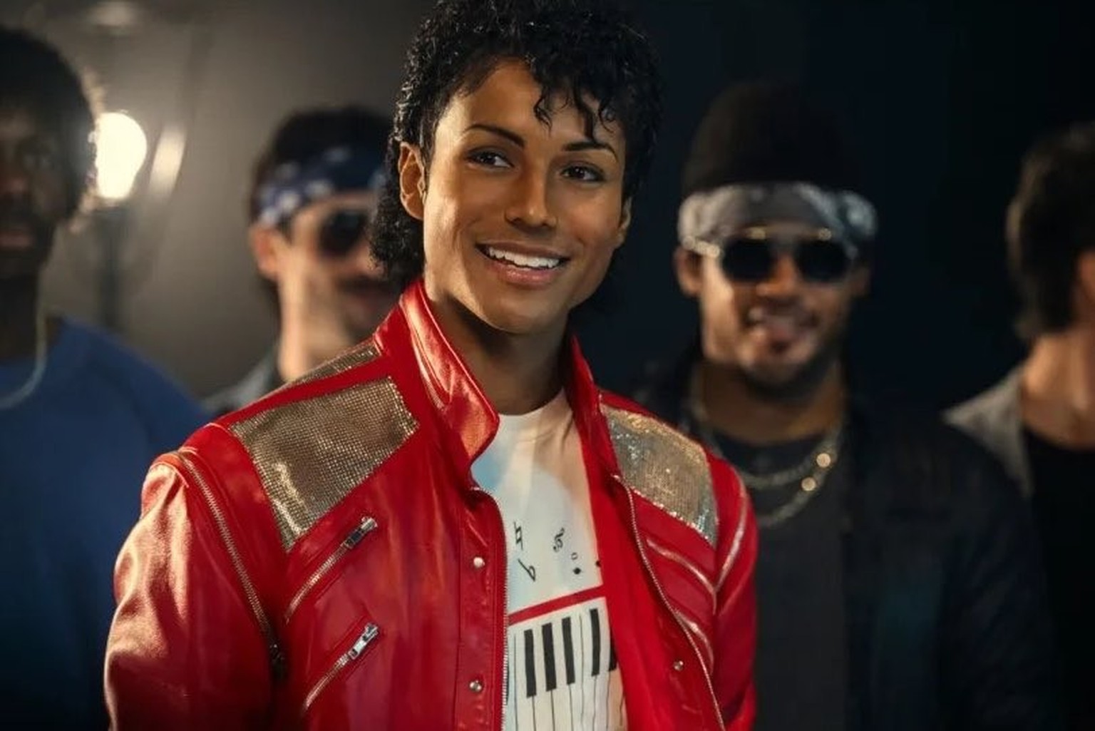 Pour le clip de «Beat It» sorti en 1983, Michael Jackson a engagé environ 80 membres des gangs rivaux des Crips et des Bloods afin d'apporter une touche d'authenticité urbaine.