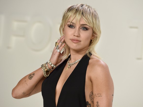 ARCHIV - Miley Cyrus, US-amerikanische Schauspielerin und S�ngerin, besucht in den Milk Studios die Tom-Ford-Show. Foto: Jordan Strauss/Invision/AP/dpa