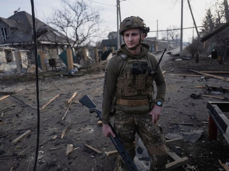 Sur cette photo fournie par le service de presse de la 93e brigade mécanisée séparée Kholodnyi Yar de l&#039;Ukraine, un soldat regarde à Pokrovsk, le site de batailles intenses avec les troupes russe ...