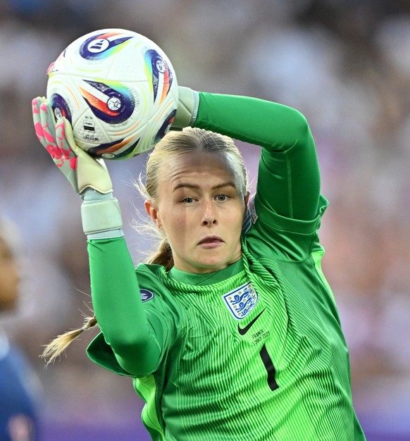 ZURICH, SWITZERLAND - JULY 05: Hannah Hampton of England in action during the UEFA Women&#039;s EURO 2025 Group D match between France and England at Stadion Letzigrund on July 05, 2025 in Zurich, Swi ...