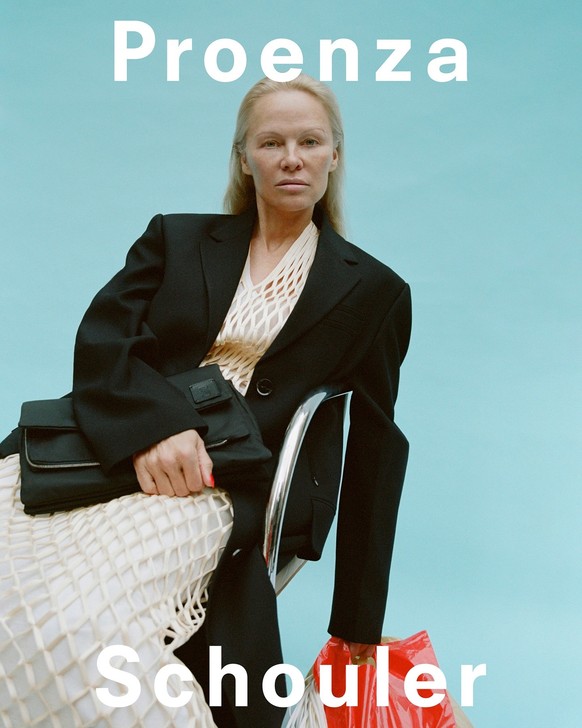 Pamela Anderson pose sans maquillage pour Proenza Schouler.