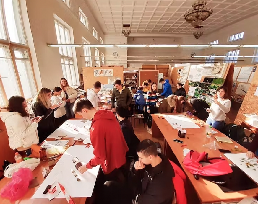 Alessia et ses étudiants, avant la guerre.