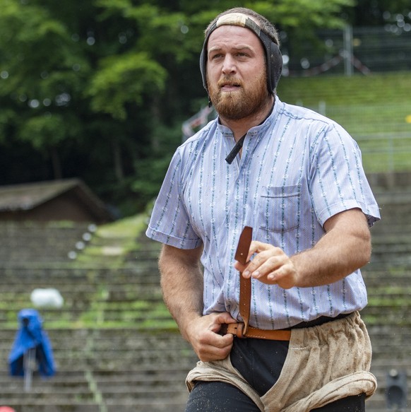 Matthias Aeschbacher im 3. Gang des traditionellen Bruenigschwinget vom Sonntag, 25. Juli 2021 auf dem Bruenigpass. (KEYSTONE/Urs Flueeler).