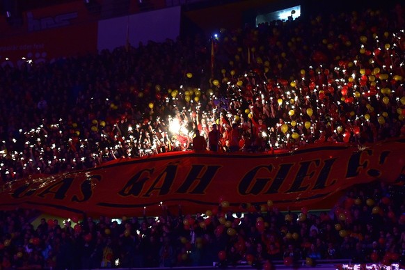 Die Fans auf der Stehrampe motivieren ihre Spieler vor dem siebten Playoff-Final Viertelfinalspiel der National League A zwischen dem SC Bern und dem Lausanne HC am Samstag, 14. Maerz 2015 in der Post ...