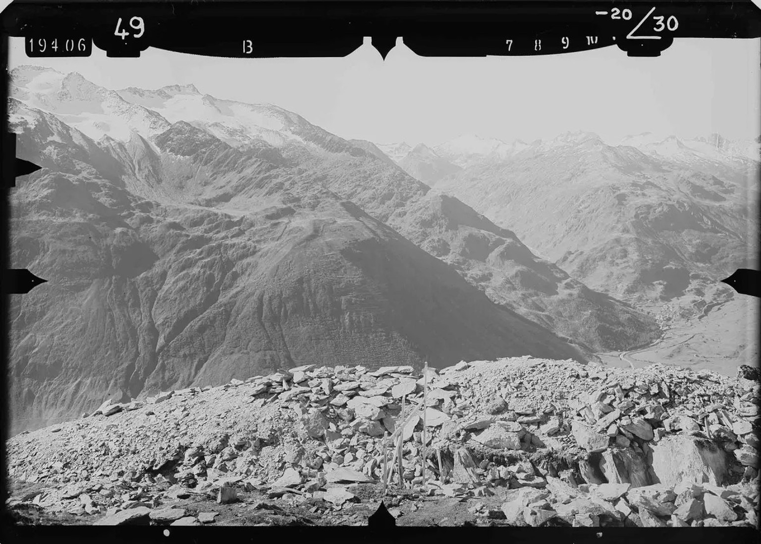 Photogramme terrestre de la vallée d’Urseren avec Andermatt (au centre tout à droite), 20 septembre 1915.