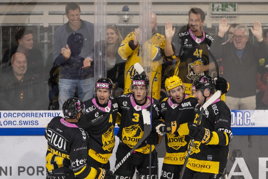 Ajoies Spieler Pierre-Edouard Bellemare, Jonathan Hazen, Anttoni Honka, PostFinance Top Scorer Philip-Michael Devosv und Frederik Gauthier, von links, jubeln nach dem Tor zum 1:0 im Qualifiaktionsspie ...