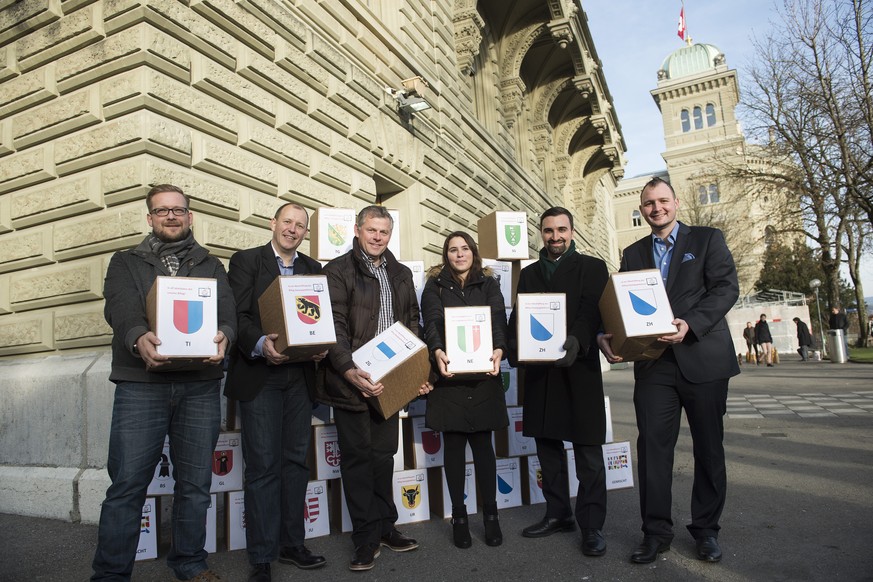 Von links: Die Initianten Alain Buehler, Christian Riesen, Andreas Kleeb, Sonja Barbosa, Olivier Kessler und Florian Maier bei der Einreichung der Unterschriften fuer die Initiative &amp;quot;Ja zur A ...