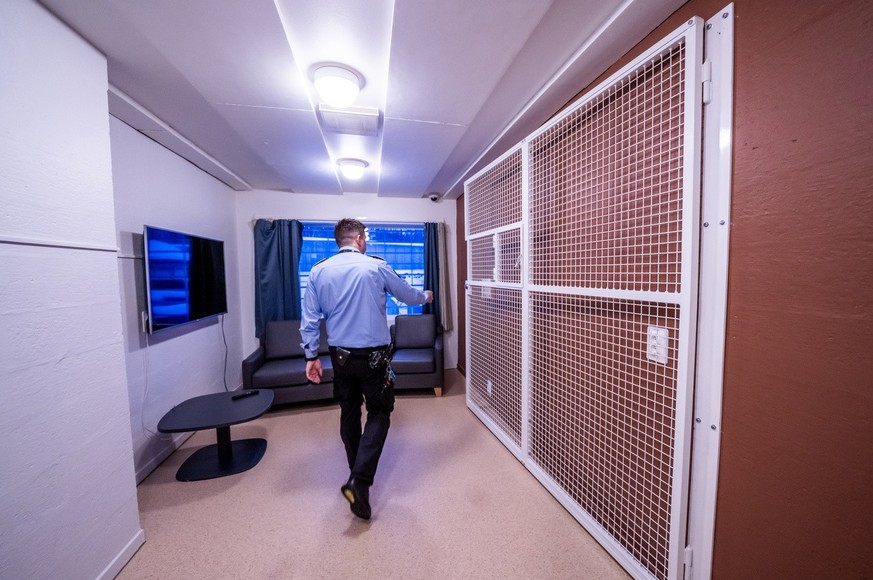 Utsikt over besøksrommet, delt av et gitter, plassert ved siden av treningsrommet i andre etasje på Anders Behring Breiviks celle, fordelt over to etasjer i første...