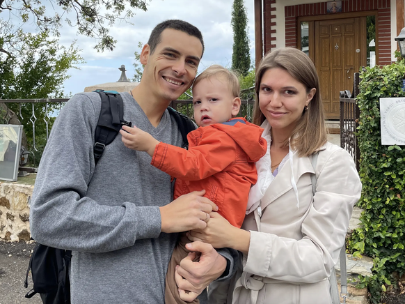 Il est russe, elle est ukrainienne : Pavel et Viktoria sont tombés amoureux à Alanya avant la guerre. Maintenant, en exil, ils ont baptisé leur fils ici.