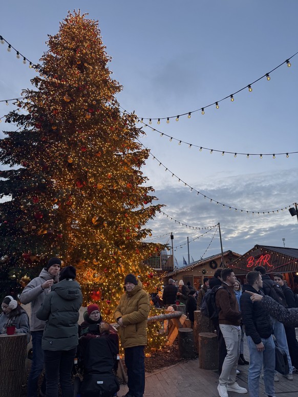 Envoyée flairer la magie de l’Avent outre Sarine, je m’attendais à trouver un marché comme tant d’autres: du kitsch, du vin chaud, trois stands de gadgets en plastique et basta. Sauf que non. Ce «Wien ...