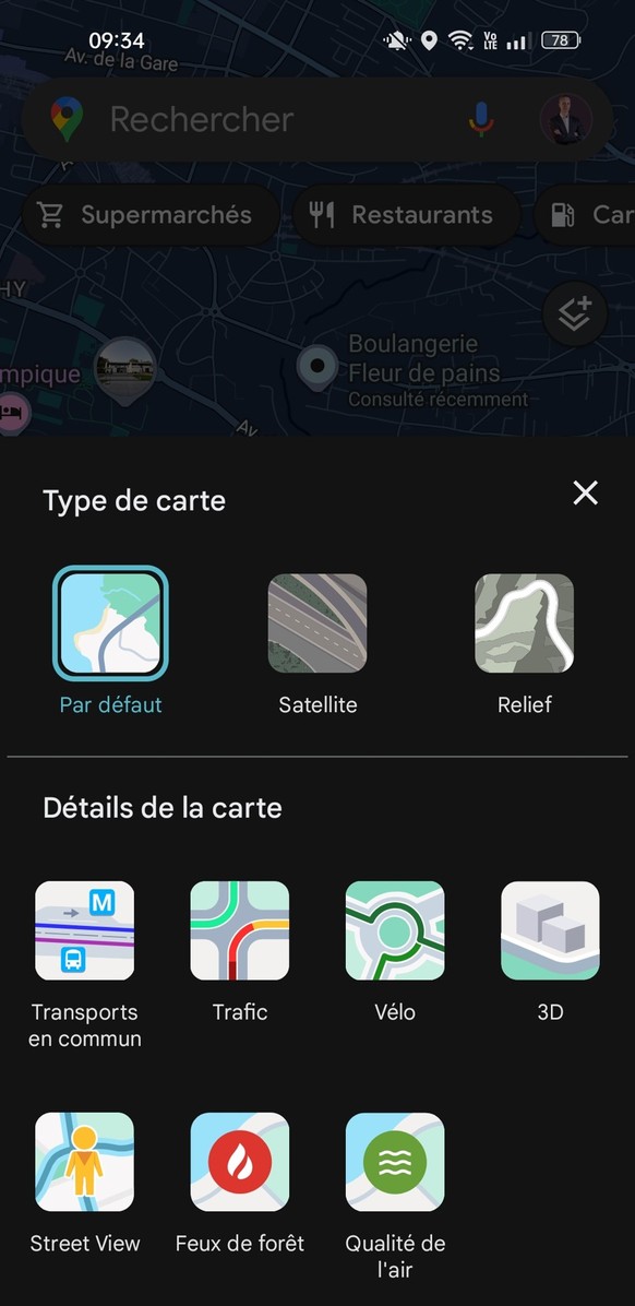 L'icône de calques (en-dessous du champ de recherche) permet l'affichage de plusieurs types d'informations, dont la qualité de l'air et l'état du trafic.