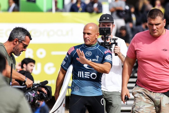 epa07937196 Kelly Slater (C) of the USA reacts during the MEO Rip Curl Pro Portugal surfing event as part of the World Surf League (WSL) Championship Tour in Praia dos Supertubos in Peniche, Portugal, ...