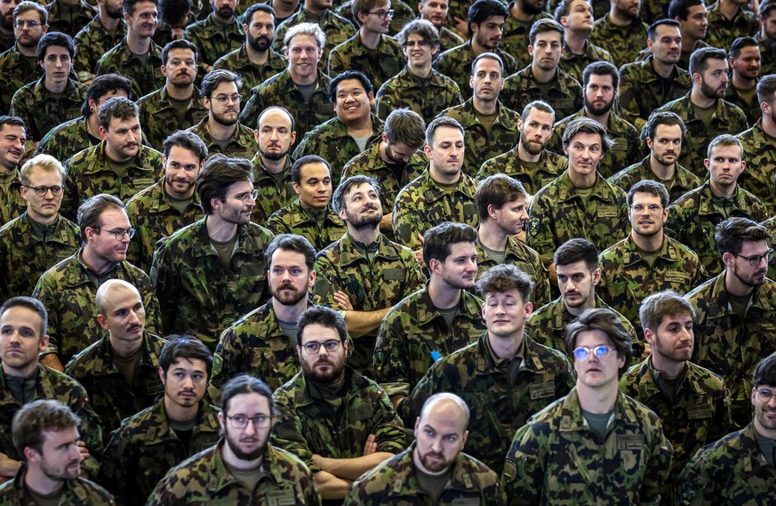 KEYPIX - Armeeangehoerige waehrend der Entlassungszeremonie an einer Entlassungsinspektion in der Kaserne Reppischtal in Birmensdorf, am Mittwoch, 12. November 2025 in Birmensdorf. Vom Montag, 10. bis ...