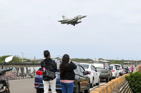 L'armée de l'air taïwanaise fait également décoller des avions de combat ce week-end.