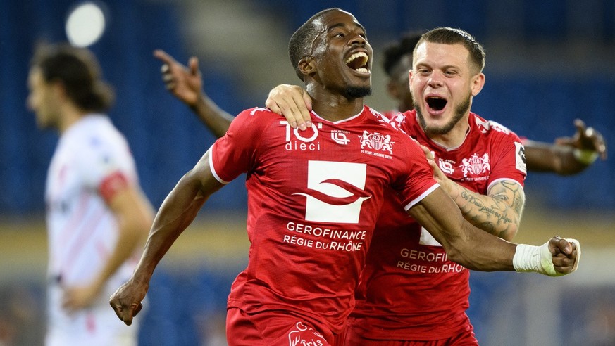 L&#039;attaquant du SLO Teddy Okou, centre, celebre le but du 3 a 2 lors du match retour du barrage de promotion en Super League et de relegation en Challenge League de football entre le FC Stade Laus ...