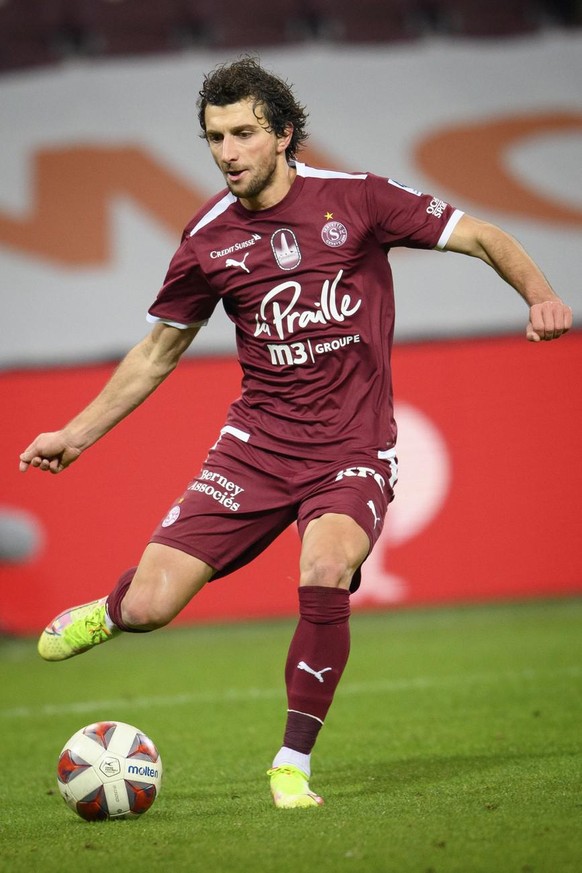 Le milieu genevois Miroslav Stevanovic court avec le ballon lors de la rencontre de football de Super League entre le Servette FC, SFC, et Grasshopper Club Zuerich, GC, ce dimanche 21 novembre 2021 au ...