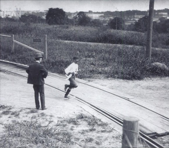 Le Cubain court sur une route poussiéreuse traversée par des voies de chemin de fer.