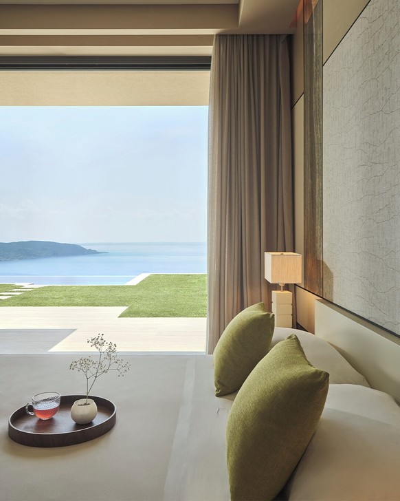 Lefay est niché au cœur de collines couvertes de forêts de chênes, de châtaigniers et de hêtres, et parsemées de citronniers qui descendent jusqu&#039;à l&#039;immensité séduisante du lac de Garde.