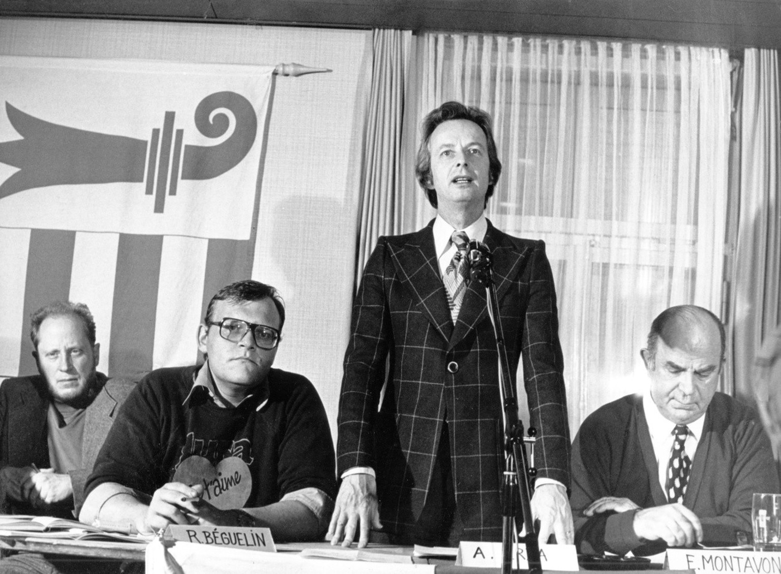 Roland Beguelin, Mitte, vom Rassemblement Jurassien spricht am 1. Dezember 1976 im Vorfeld der Wahlen fuer das Statthalteramt trotz Verbots des Stadtrats vor Presse und der Oefffentlichkeit im projura ...