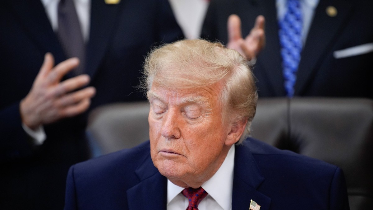 Le robot IA de Trump a mystérieusement changé