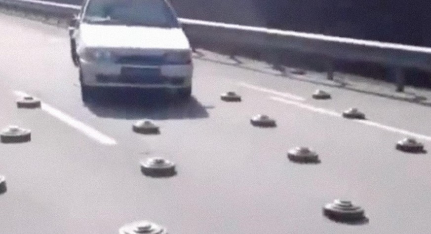 En Ukraine, les voitures slaloment entre les mines