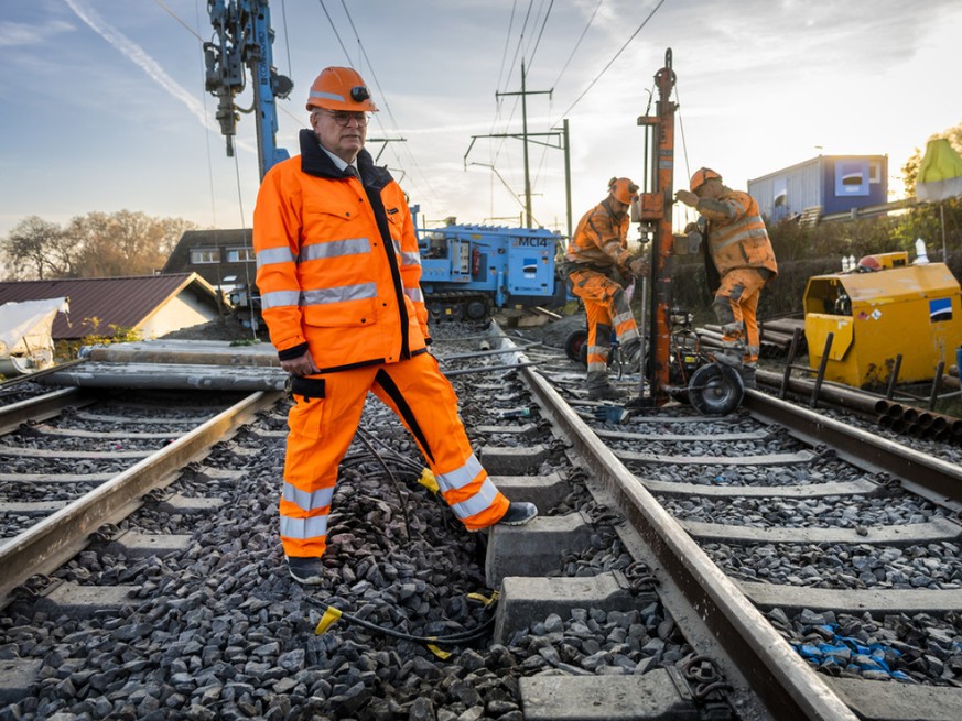 Le directeur général des CFF Vincent Ducrot s&#039;est rendu sur place jeudi après-midi à Tolochenaz (VD) pour constater l&#039;évolution des travaux et s&#039;exprimer pour la première fois devant la ...