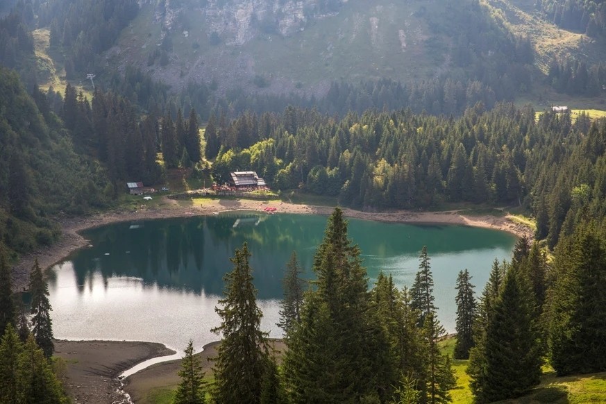 Vue sur le restaurant du lac.