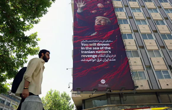 Affiche anti-Trump à Téhéran: l’Iran promet de se venger.