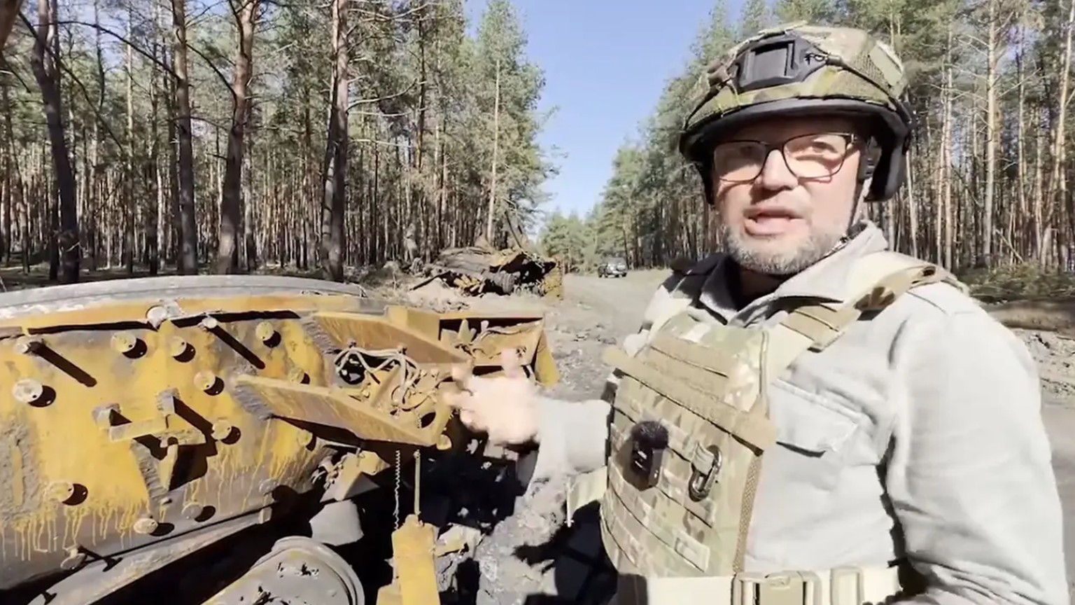 Le reporter de guerre Kurt Pelda en route pour Jampil, un territoire conquis à l&#039;est de l&#039;Ukraine.
