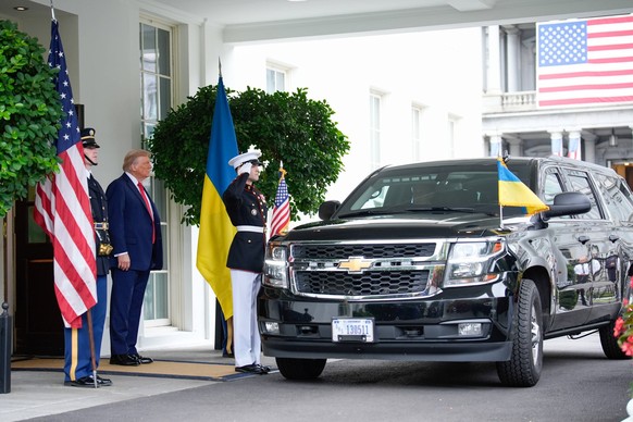 President Donald Trump greets Ukrainian President Volodymyr Zelenskiy before their meeting with European Leaders at the White House in Washington on Monday, August 18, 2025. PUBLICATIONxINxGERxSUIxAUT ...