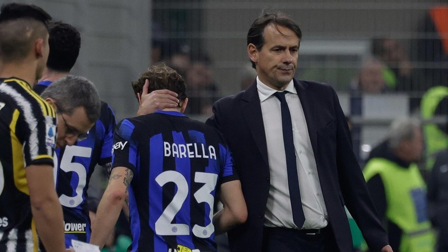 epa11127166 FC Inter&#039;s head coach Simone Inzaghi hug FC Inter&#039;s midfielder Nicolo Barella during the Italian Serie A soccer match between Fc Inter and Juventus at Giuseppe Meazza stadium in  ...