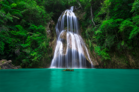 La cascade Pha Nam Yod en pleine forêt tropicale