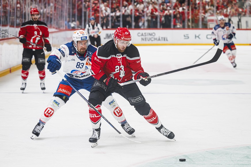 L&#039;attaquant des ZSC Juho Lammikko, gauche, lutte pour le puck avec l&#039;attaquant lausannois Robin Kovacs, droite, lors du 6eme match de la finale de play-off du championnat suisse de hockey su ...