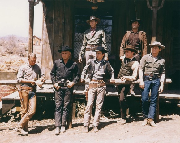 Les sept mercenaires dans le Far West avant leur combat héroïque.
