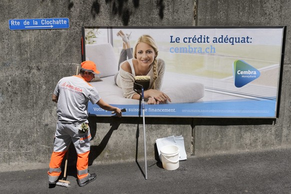 A bill poster of the advertising company APG|SGA attaches a poster, in Lausanne, Switzerland, on May 29, 2015. (KEYSTONE/Laurent Gillieron)

Ein Plakatkleber der Werbefirma APG|SGA befestigt ein Plaka ...