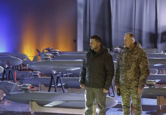 Halb Rakete, halb Drohne: Präsident Wolodimir Selenski begutachtet die ersten der selbst entwickelten Raketen-Drohnen «Peklo» (ukr. «Hölle»).