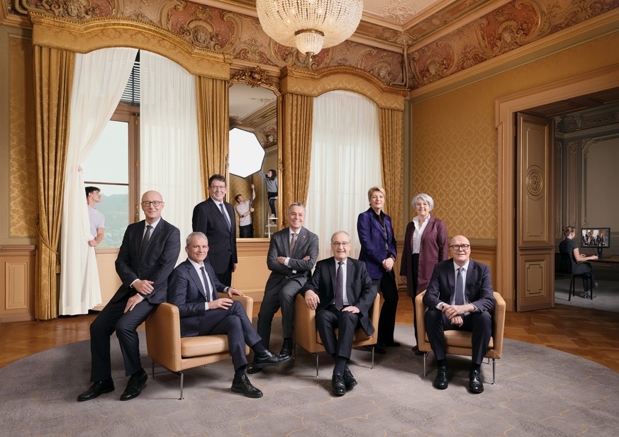 HANDOUT - Das offizielle Bundesratsfoto 2026 mit Bundeskanzler Viktor Rossi (GLP), Bundesratsmitglieder Beat Jans (SP), Albert Roesti (SVP), Ignazio Cassis (FDP), Bundespraesident Guy Parmelin (SVP),  ...