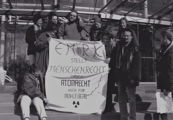 Jürg Joss (4ème depuis la g.) manifeste en 1993 devant la Cour européenne des droits de l’Homme, à Strasbourg, pour réclamer l’arrêt de la centrale de Mühleberg.