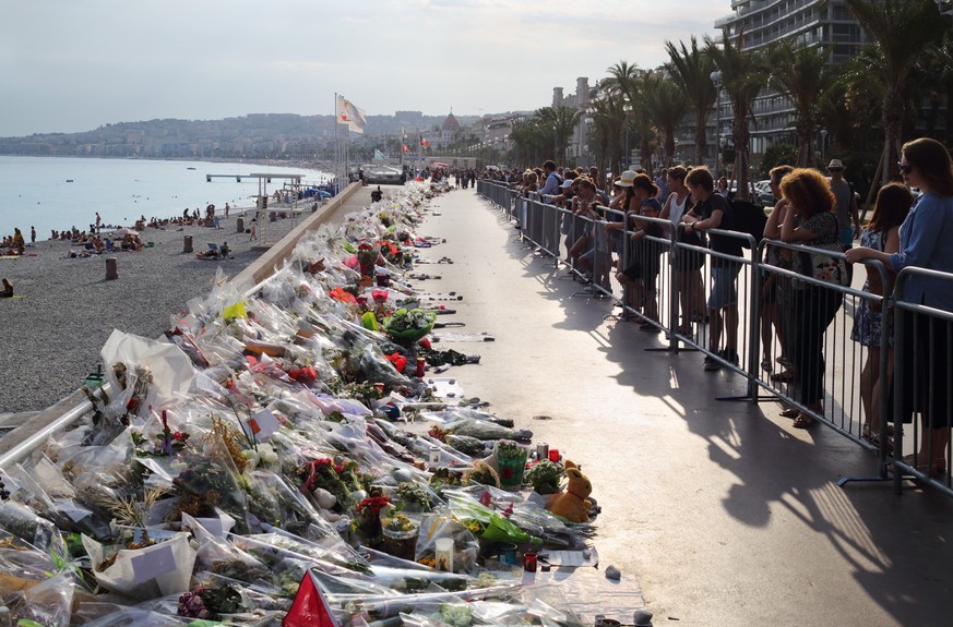 Recueillement sur la promenade des Anglais à Nice après l&#039;attentat
