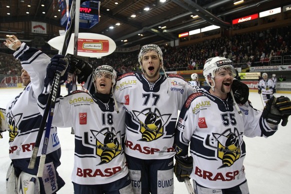 Les joueurs du HC La Chaux-de-Fonds laissent eclater leur joie avec de gauche a droite Sebastien Kohler, Evgeni Chiriaev, Antoine Luissier et Charles Simard a la fin du 7eme et dernier match des demi  ...