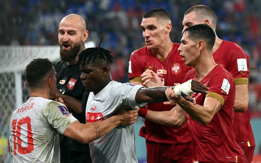 epa10345365 Granit Xhaka (L) and Breel Embolo (3L) of Switzerland, goalkeeper Vanja Milinkovic-Savic of Serbia (2L) and other players scuffle during the FIFA World Cup 2022 group G soccer match betwee ...