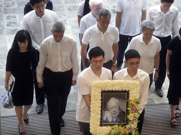 Le conflit entre Lee Hsien Yang (deuxi�me depuis la gauche au deuxi�me rang) et son fr�re Lee Hsien Loong (au milieu dans la m�me rang�e) est devenu public en 2017, deux apr�s le d�c�s de leur p�re (a ...