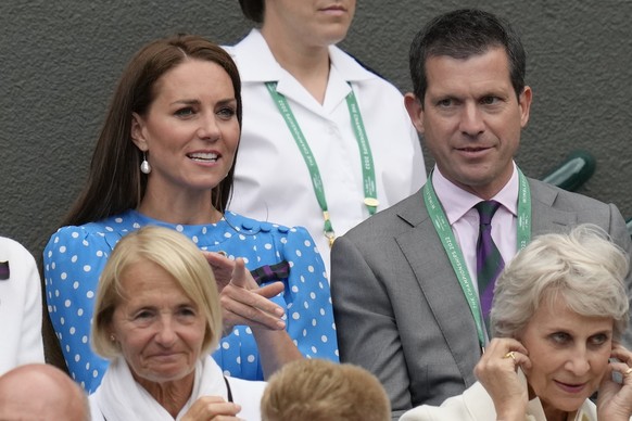 Britain&#039;s Kate, Duchess of Cambridge sits on No. 1 Court with Tim Henman, right, during the men&#039;s singles quarterfinal match between Britain&#039;s Cameron Norrie and Belgium&#039;s David Go ...