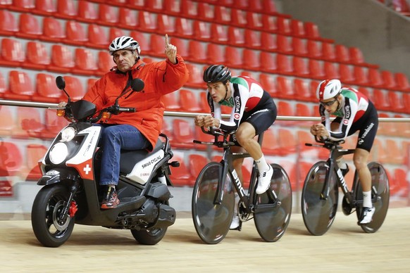 Die Schweizer Bahnradfahrer Silvan Dillier, Mitte, und Oliver Beer, rechts, fahren hinter ihrem Trainer Daniel Gisiger auf der Bahn, waehrend einem Training, am Dienstag, 23. Februar 2016, im Velodrom ...